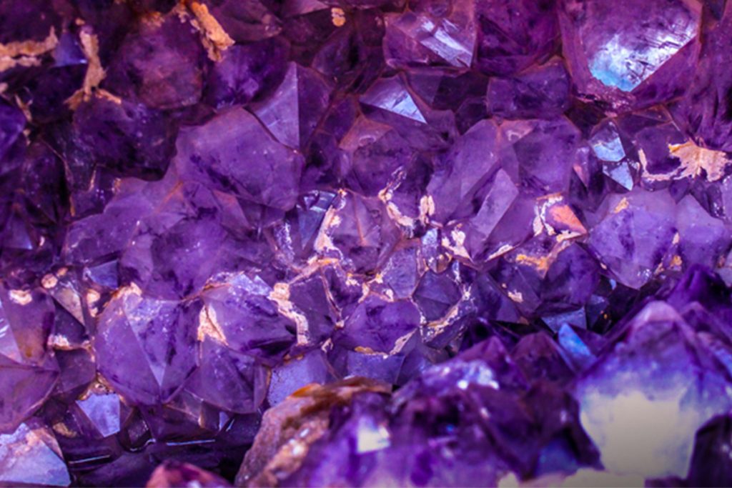 PROPIEDADES CURATIVAS DE LAS PIEDRAS: BENEFICIOS DE LA SANACIÓN CON GEMAS